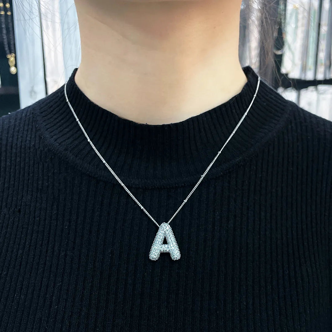 Conjunto de colar inicial em letras bolha