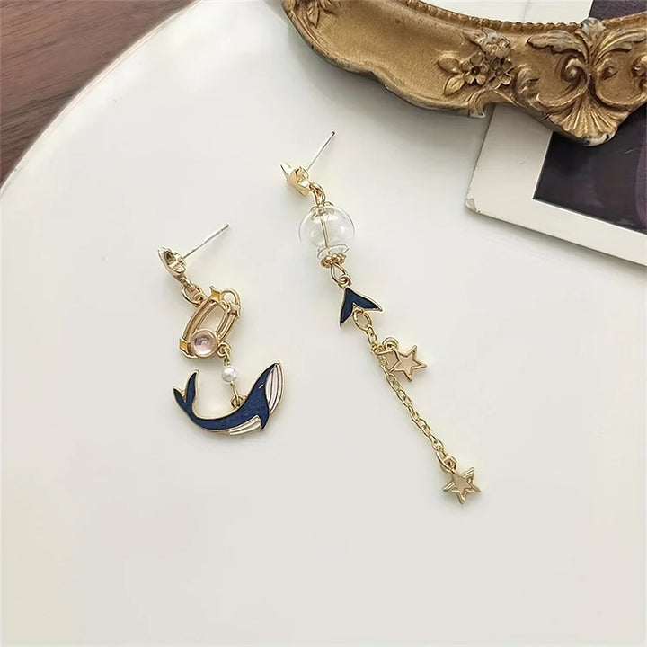 Brincos assimétricos inspirados no oceano com design vintage de baleia azul e estrela do mar