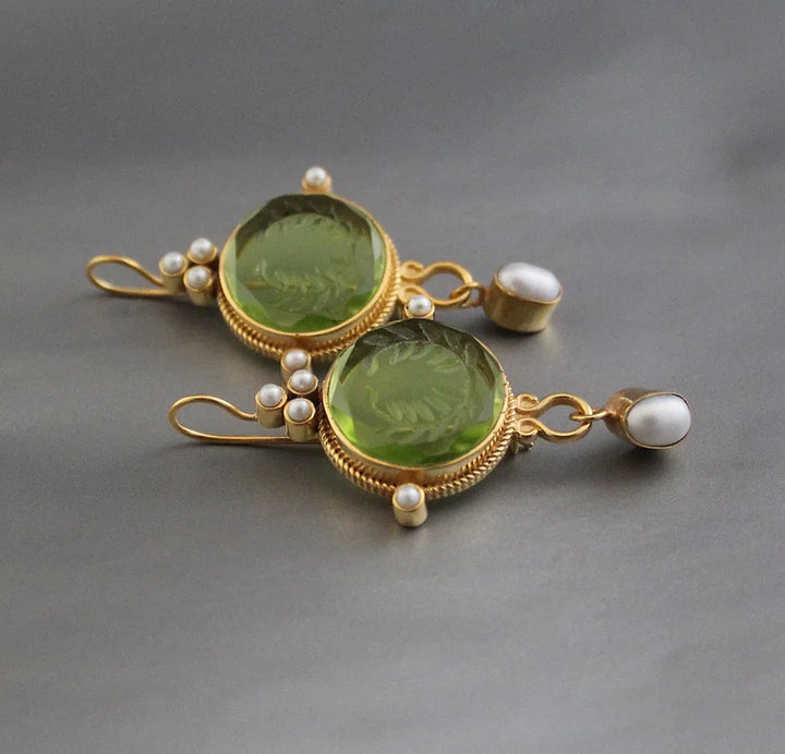 Brincos vintage redondos verdes e pérolas
