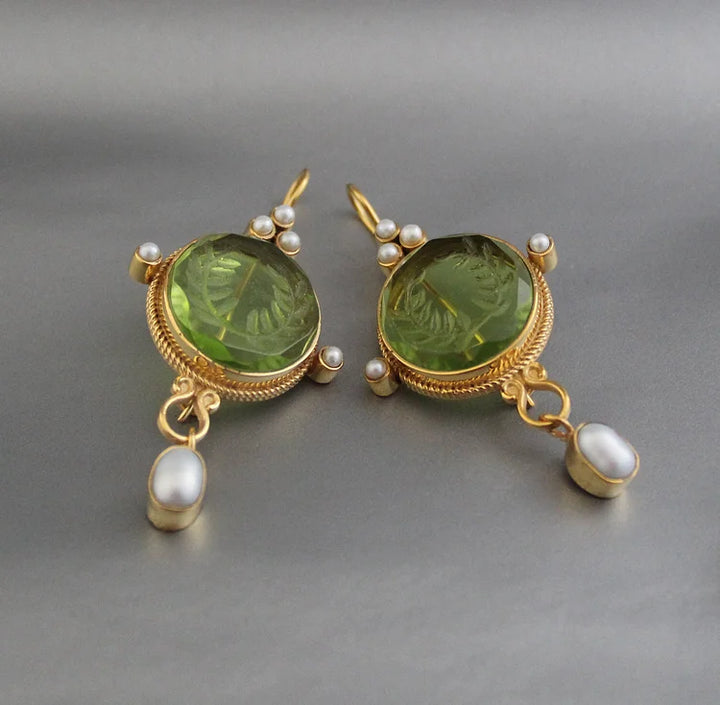 Brincos vintage redondos verdes e pérolas