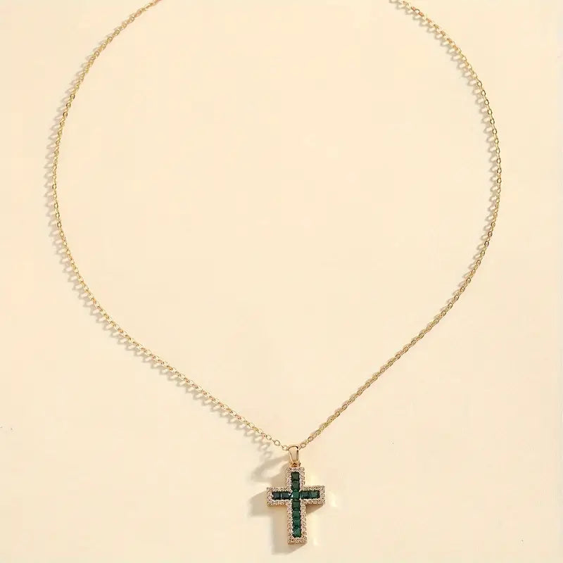 Colar com Pingente de Cruz de Esmeralda Solene