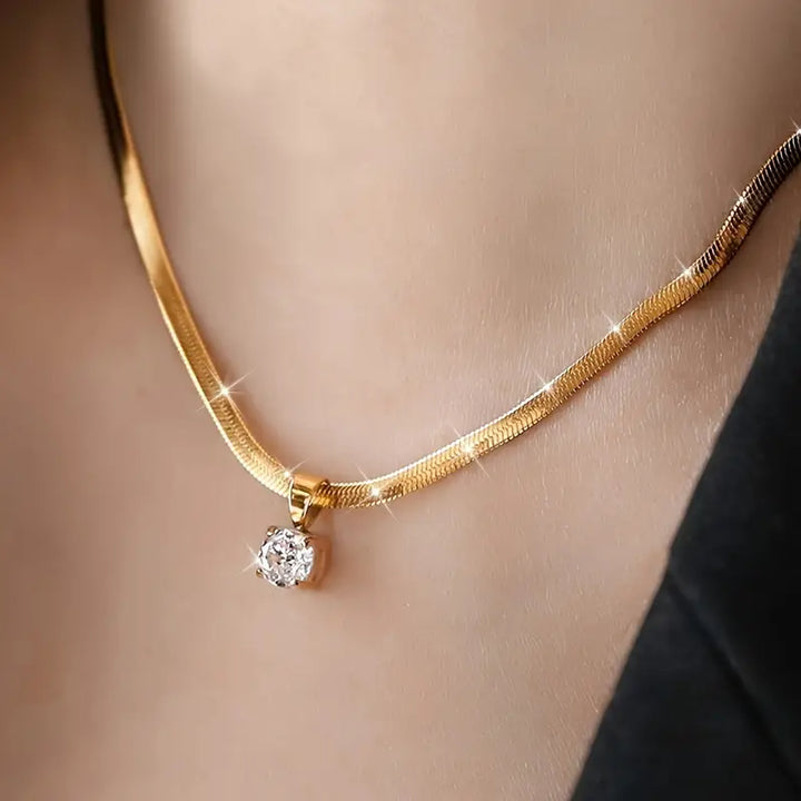 Colar Elegante com Pingente de Strass