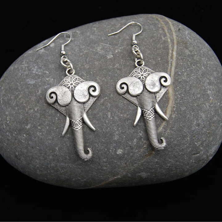Brincos de elefante estilizados em prata vintage