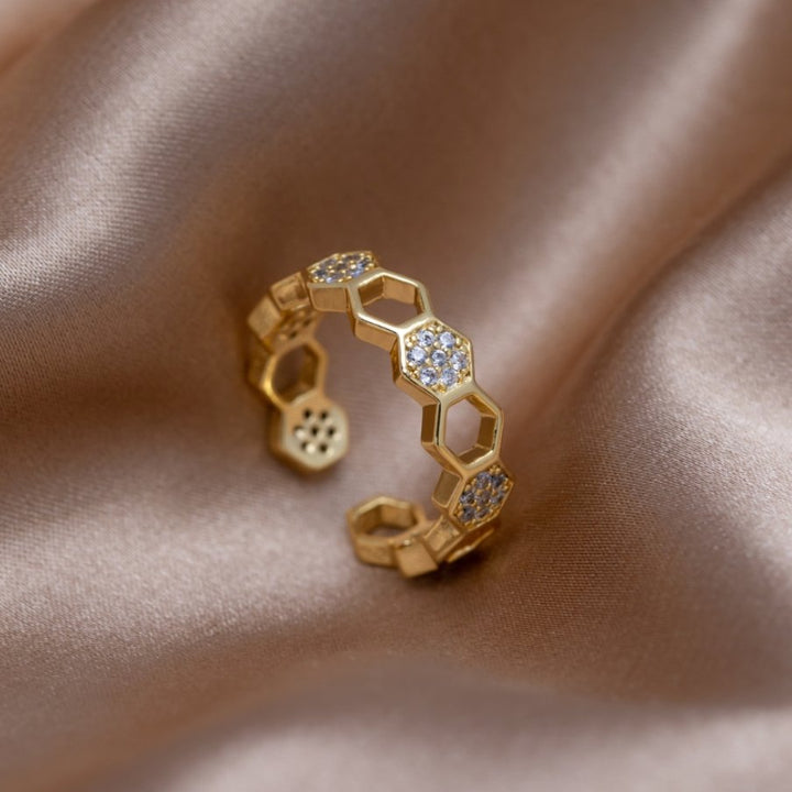 Anel de Ouro com Design de Favo de Mel e Cristais
