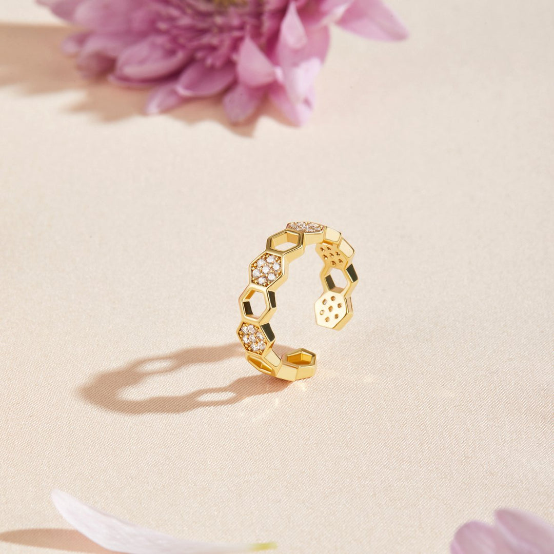 Anel de Ouro com Design de Favo de Mel e Cristais