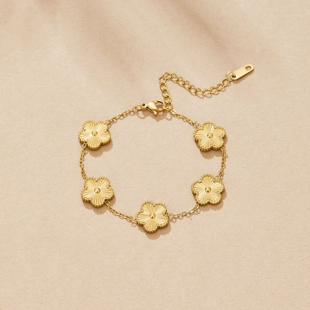 Pulseira Dourada com Design de Trevo