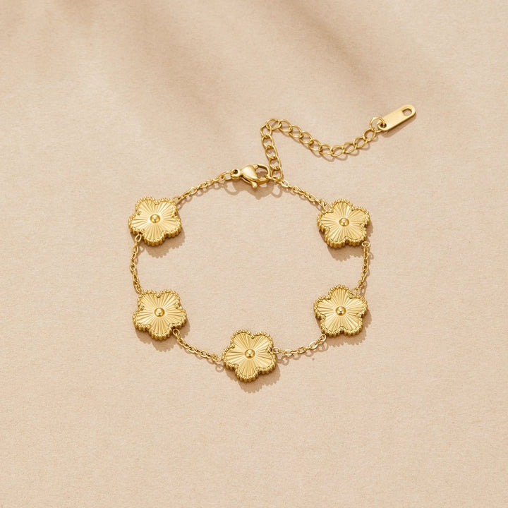 Pulseira Dourada com Design de Trevo