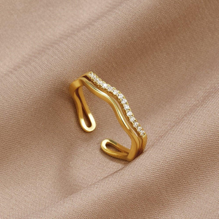 Anel em Camadas de Ouro com Cristais