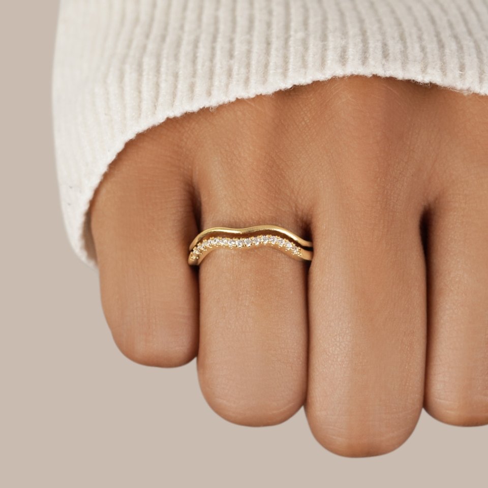 Anel em Camadas de Ouro com Cristais