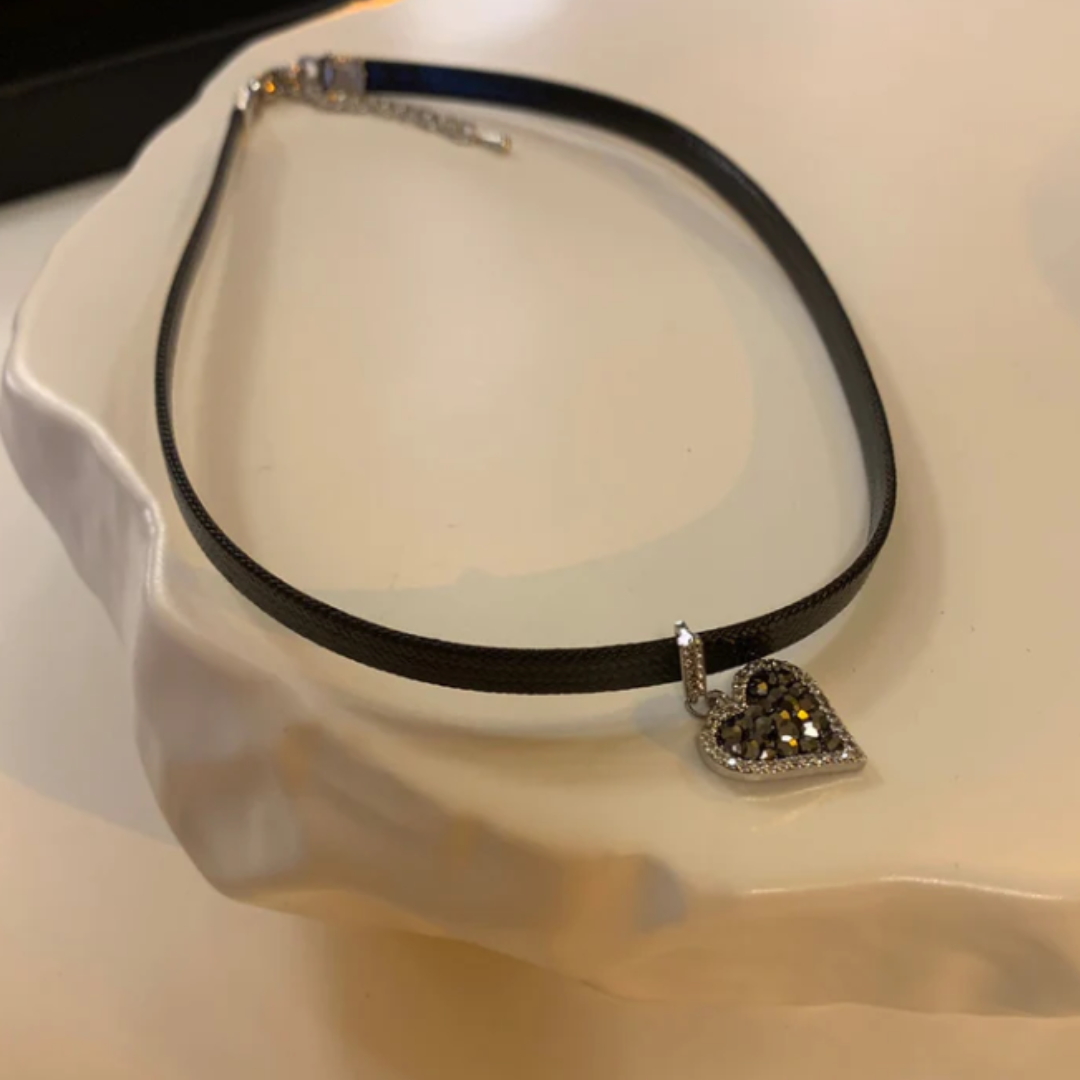 Brincos de Coração Preto com Brilho de Diamante