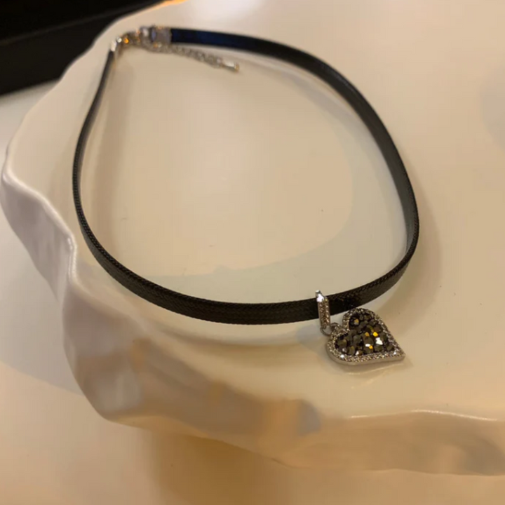 Brincos de Coração Preto com Brilho de Diamante