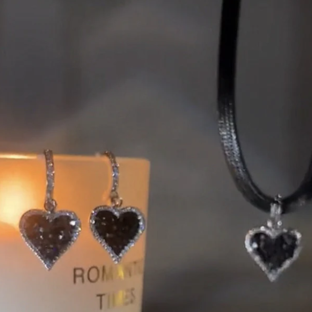 Brincos de Coração Preto com Brilho de Diamante