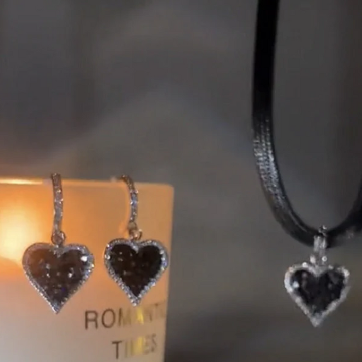 Brincos de Coração Preto com Brilho de Diamante