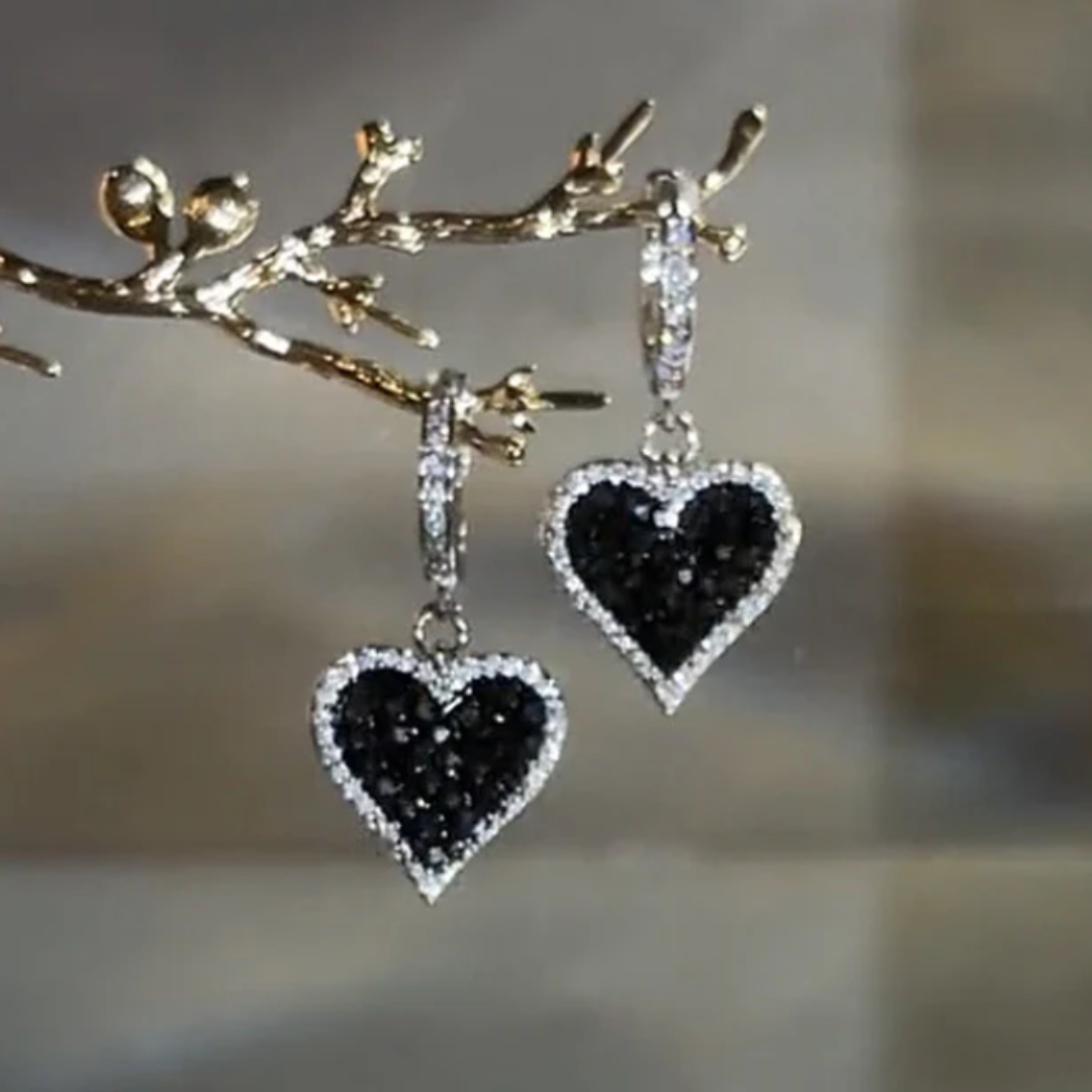Brincos de Coração Preto com Brilho de Diamante