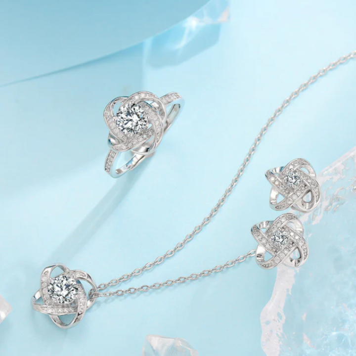 Conjunto Prateado Fleur de Givre com Nó de Trevo e Cristais