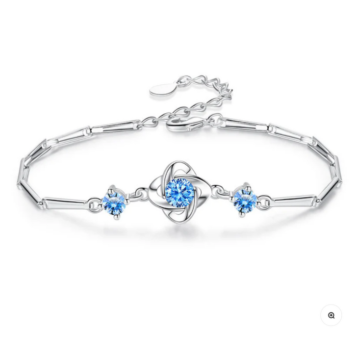 Conjunto Prateado Seren com Nó de Trevo e Laços de Cristal