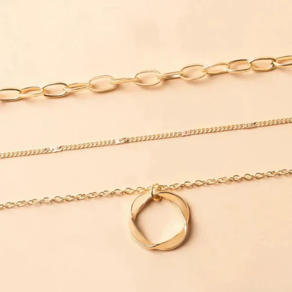 Colar Vintage Dourado com Pingente