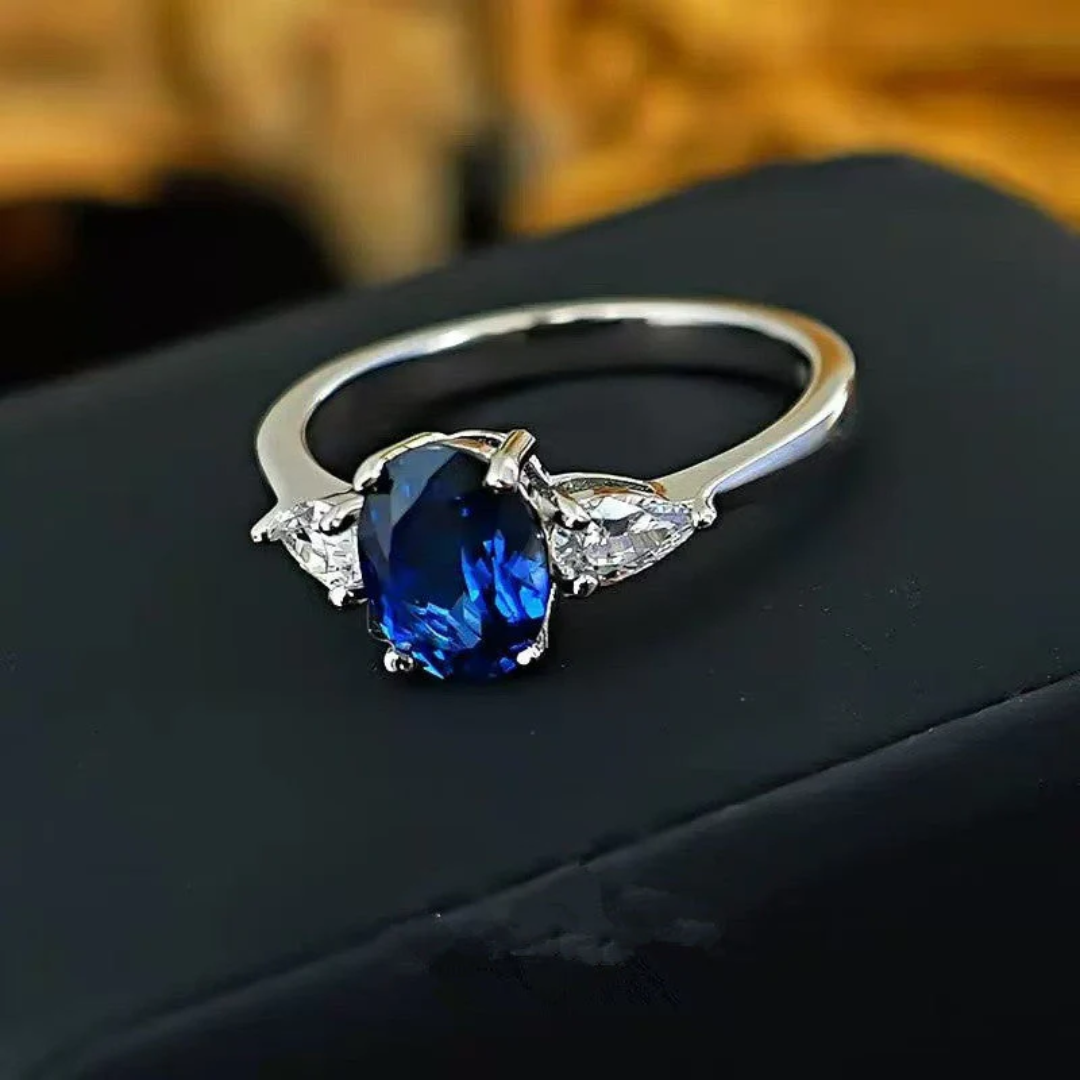 Anel Dourado Marin Thorneau com Pedra Azul e Laterais de Cristais